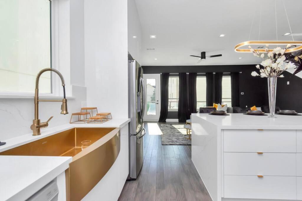 The Suite Spot! Downtown Skyline Views! Sleeps 12 Houston Bagian luar foto