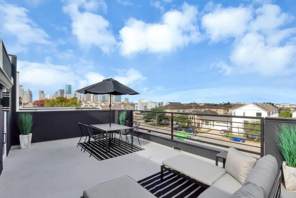The Suite Spot! Downtown Skyline Views! Sleeps 12 Houston Bagian luar foto