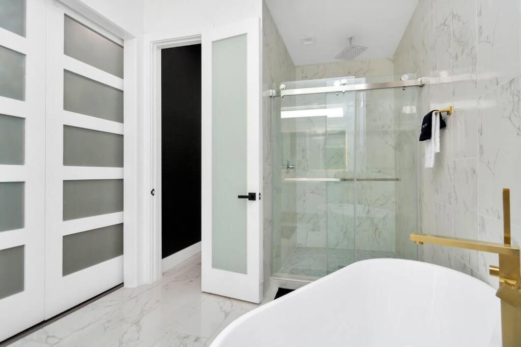The Suite Spot! Downtown Skyline Views! Sleeps 12 Houston Bagian luar foto