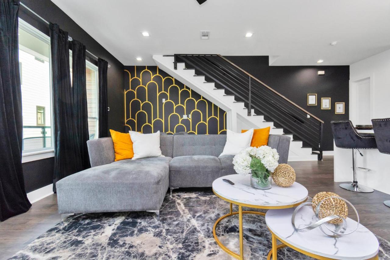 The Suite Spot! Downtown Skyline Views! Sleeps 12 Houston Bagian luar foto