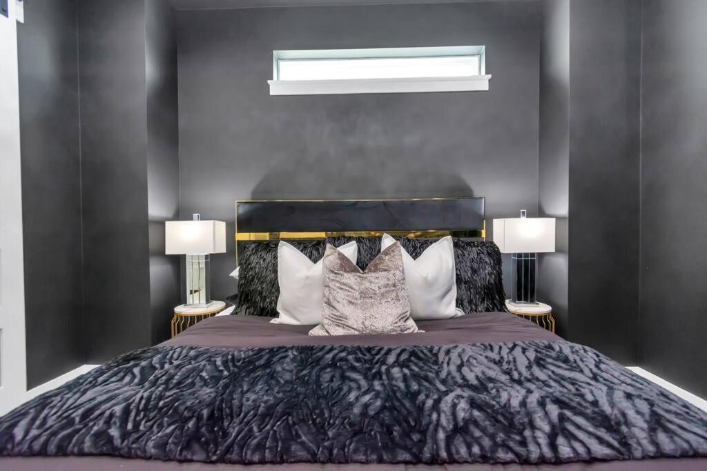 The Suite Spot! Downtown Skyline Views! Sleeps 12 Houston Bagian luar foto
