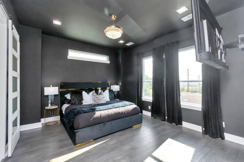 The Suite Spot! Downtown Skyline Views! Sleeps 12 Houston Bagian luar foto