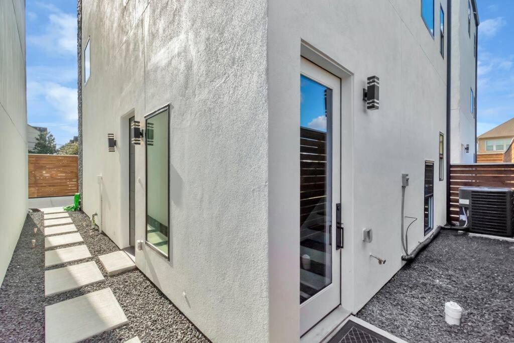 The Suite Spot! Downtown Skyline Views! Sleeps 12 Houston Bagian luar foto