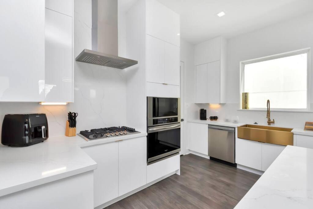 The Suite Spot! Downtown Skyline Views! Sleeps 12 Houston Bagian luar foto