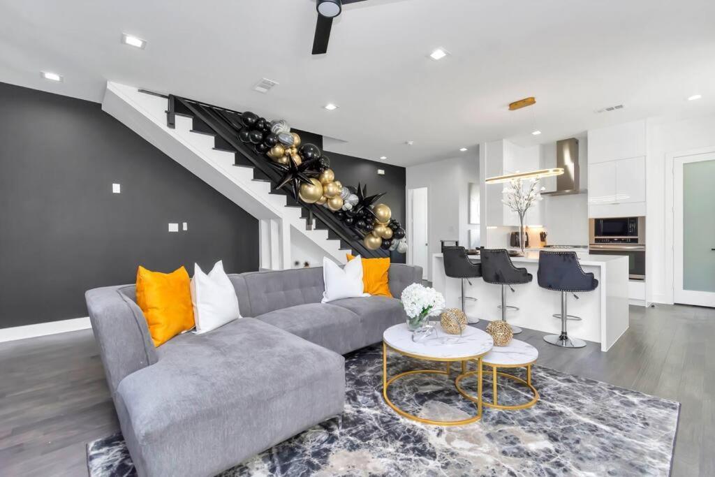 The Suite Spot! Downtown Skyline Views! Sleeps 12 Houston Bagian luar foto