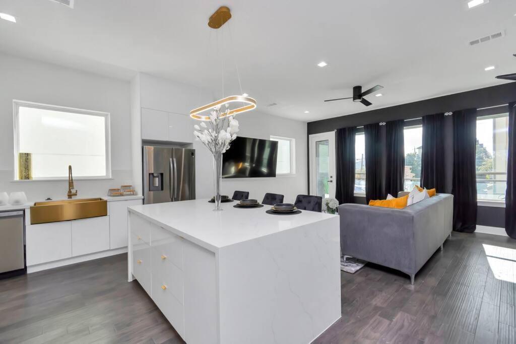 The Suite Spot! Downtown Skyline Views! Sleeps 12 Houston Bagian luar foto