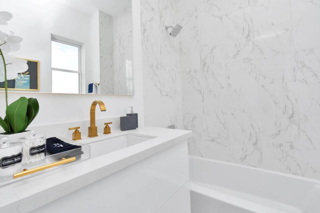 The Suite Spot! Downtown Skyline Views! Sleeps 12 Houston Bagian luar foto