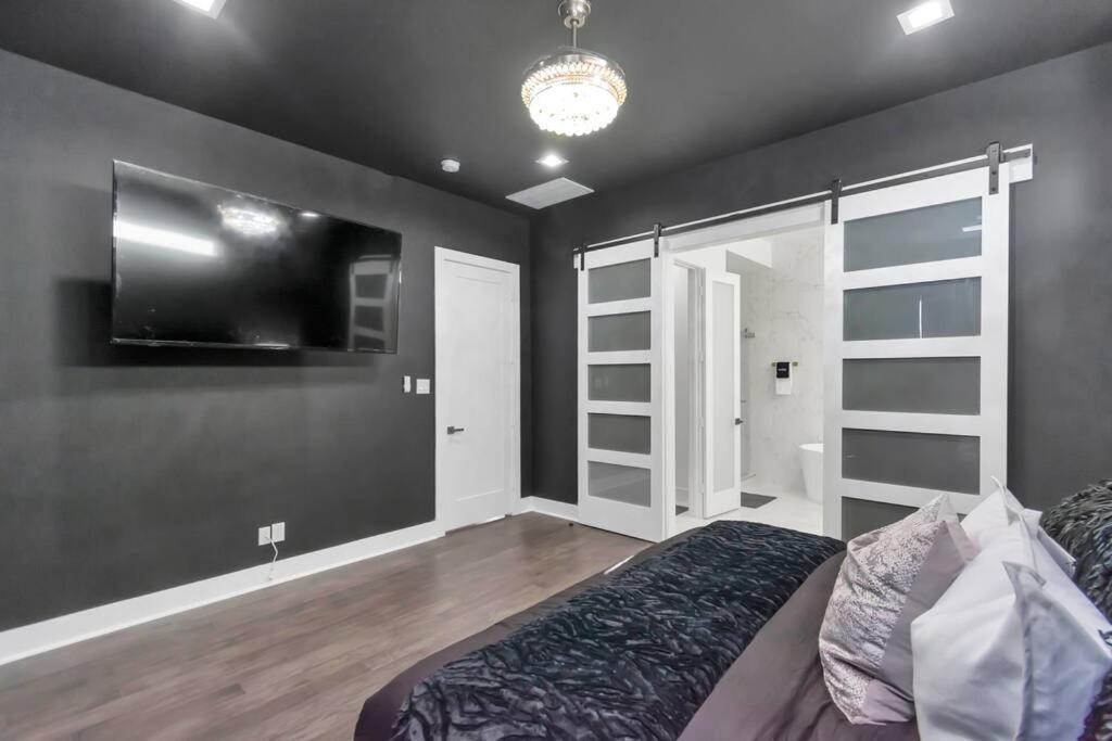 The Suite Spot! Downtown Skyline Views! Sleeps 12 Houston Bagian luar foto