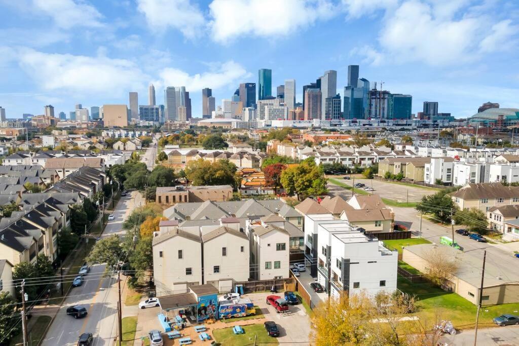 The Suite Spot! Downtown Skyline Views! Sleeps 12 Houston Bagian luar foto