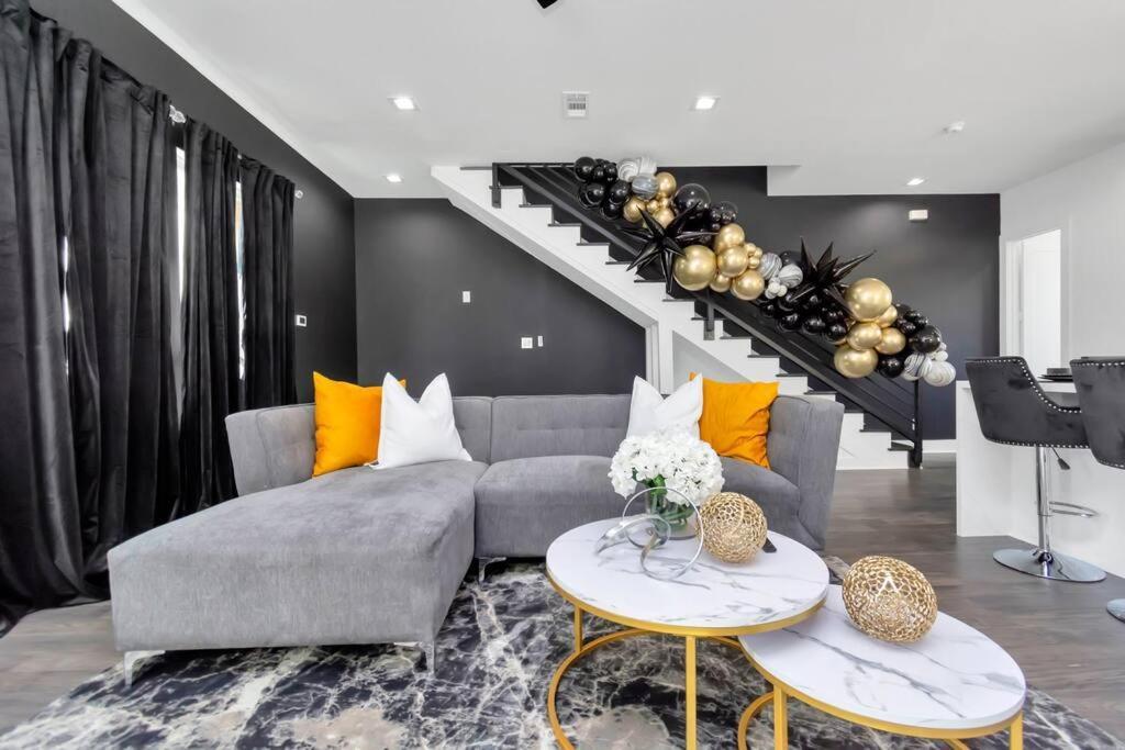 The Suite Spot! Downtown Skyline Views! Sleeps 12 Houston Bagian luar foto
