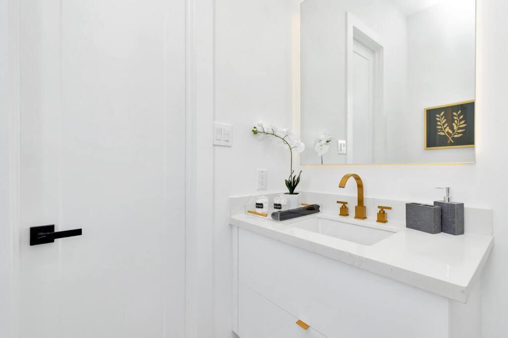 The Suite Spot! Downtown Skyline Views! Sleeps 12 Houston Bagian luar foto